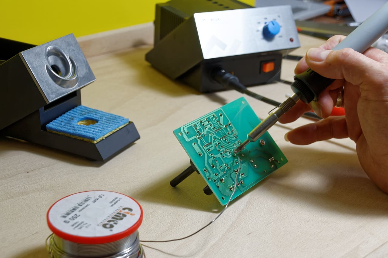 découvrez le métier de technicien en ingénierie, un professionnel clé dans la conception, la mise en œuvre et l'optimisation de systèmes techniques. explorez les compétences requises, les domaines d'intervention et les opportunités de carrière dans cette profession dynamique et en pleine évolution.