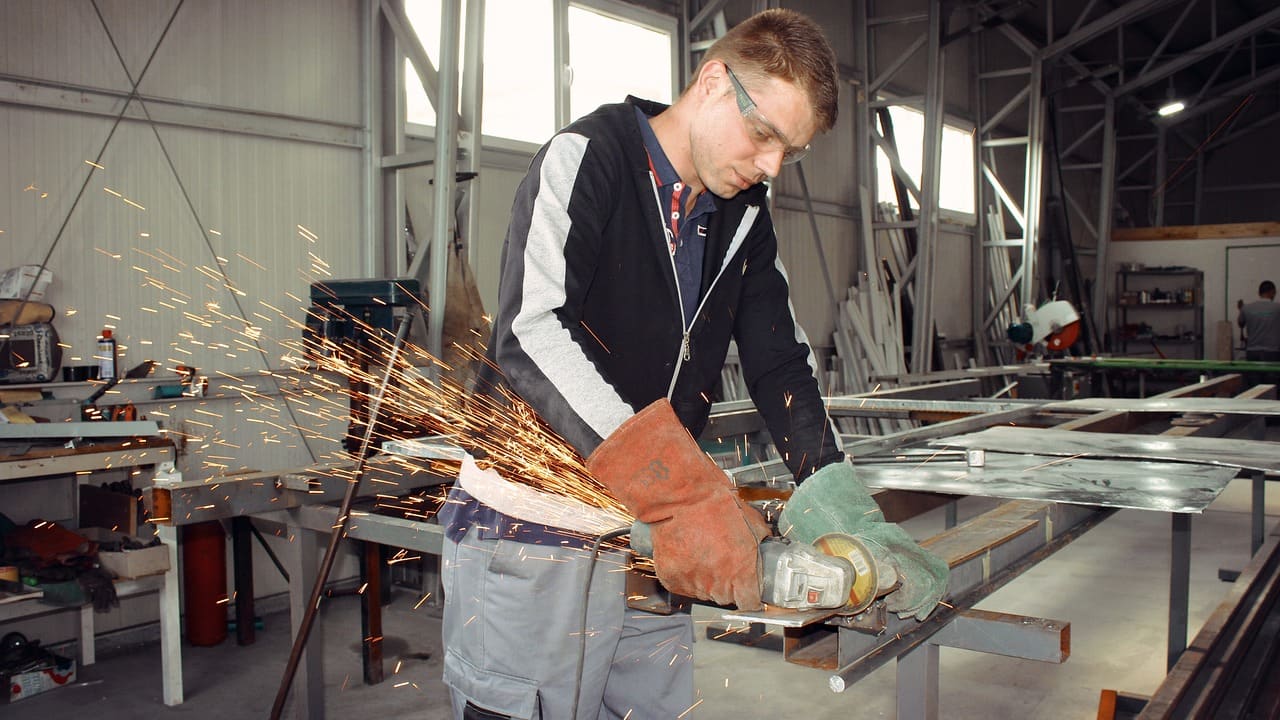 découvrez le métier de technicien en production industrielle, un rôle clé dans l'optimisation et la gestion des processus de fabrication. ce professionnel assure la qualité, la sécurité et l'efficacité de la production, tout en collaborant avec diverses équipes techniques. formations, compétences requises et perspectives d'évolution : plongez dans l'univers passionnant de la production industrielle.