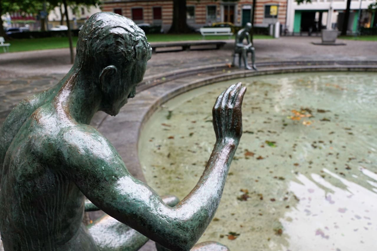 découvrez les différentes facettes de la résignation, un état d'esprit complexe qui peut impacter notre vie quotidienne. apprenez à reconnaître ses signes, ses causes et explorez des stratégies pour la surmonter et retrouver motivation et espoir.